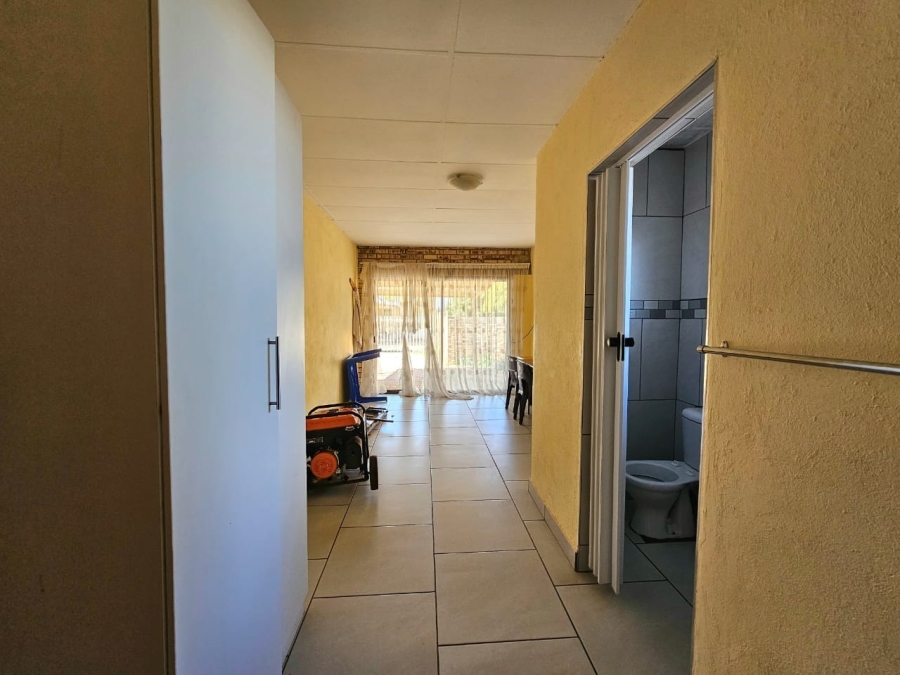 5 Bedroom Property for Sale in Kannoniers Park North West